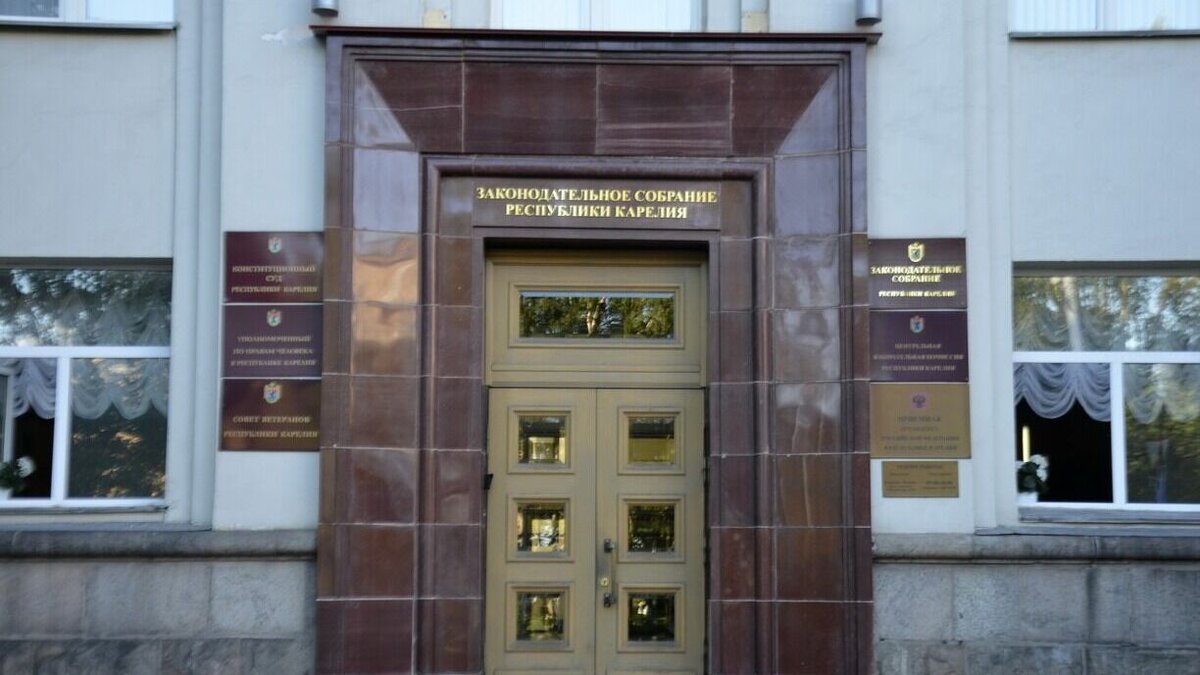     Второй государственный язык, снижение темпов удорожания продуктов и жертвы страшного ДТП на трассе «Кола» - о чем говорили в эту среду.