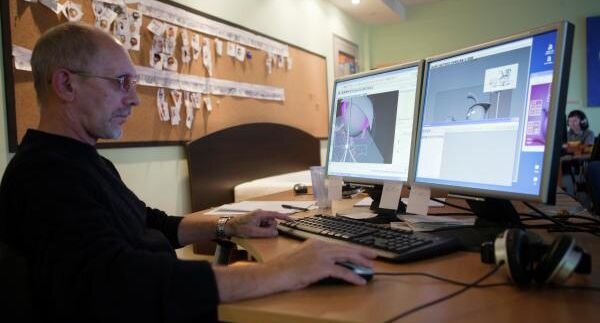 Сотрудник анимационной студии «Петербург» во время работы над созданием 3D мультфильма «Смешарики».📷
