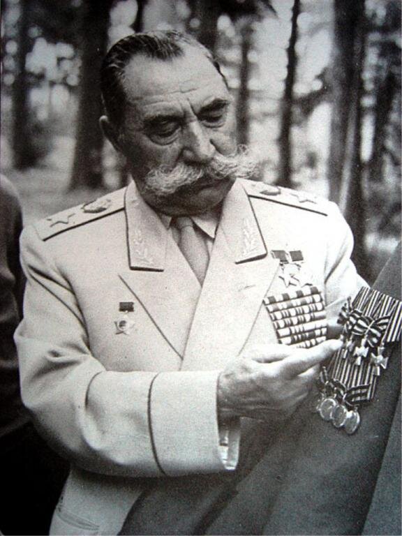 Маршал Советского Союза С.М. Буденный - полный кавалер Георгиевского банта