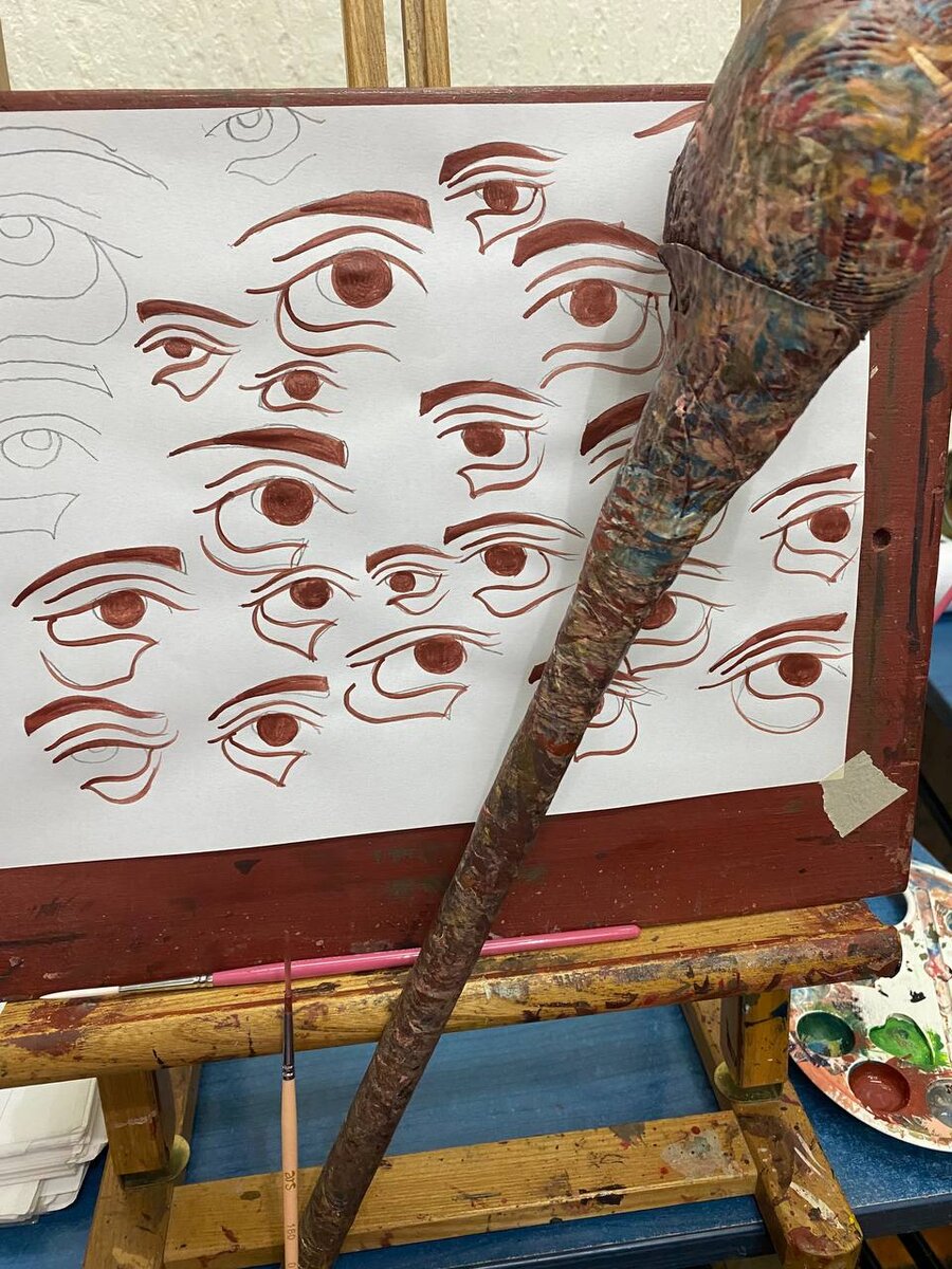 Штап в моих руках. На фоне – первые попытки постичь мастерство проведения нужной линии на примере канонического глаза.