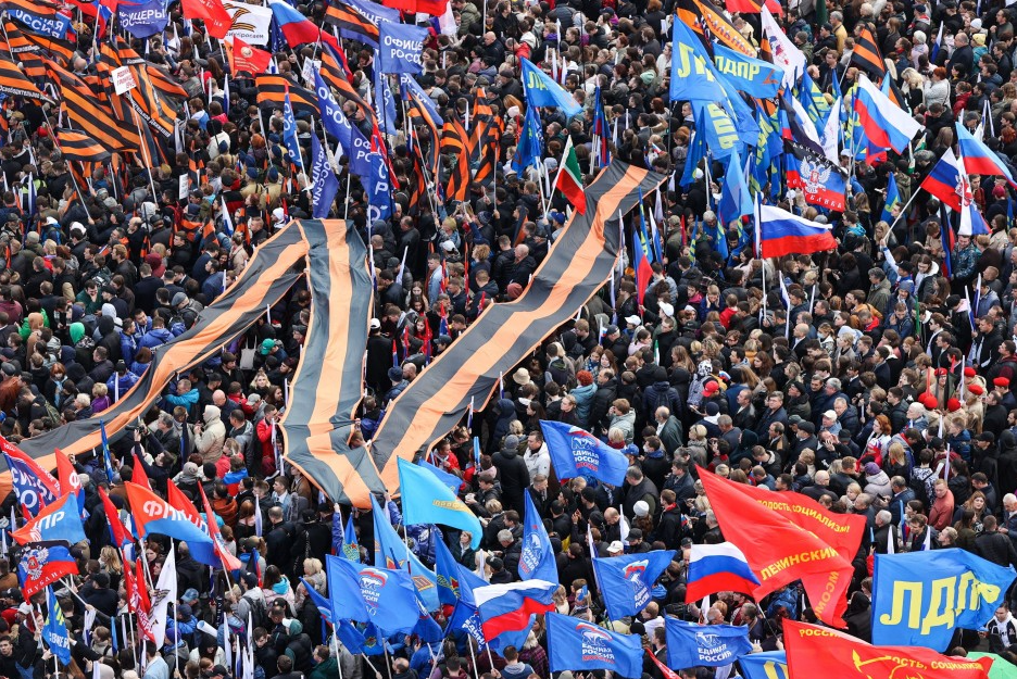 Идентификация с вторжением: люди формируют знак Z с ленточкой на митинге в Москве © PICTURE ALLIANCE/DPA/TASS