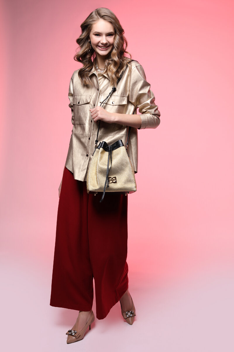 Актуальны как единичные вещи, так и образы, полностью выполненные в красных тонах.