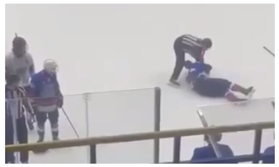    Арбитр сделал подножку хоккеисту. Фото: Скриншот Telegram-канал «Мутко против»