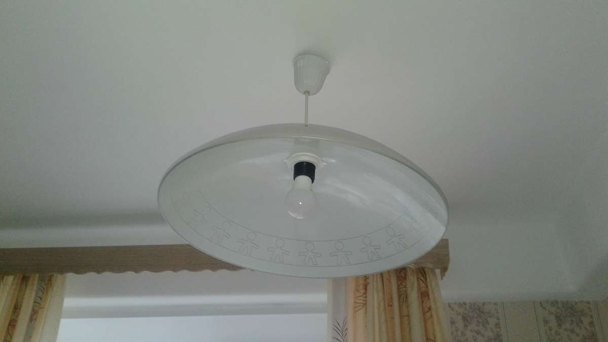 1. Подвесной светильник кухни, оказавшийся под подозрением.