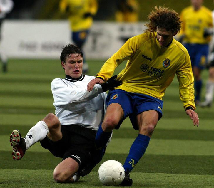 «Торпедо» - «Вильярреал» (Вильярреал, Испания) - 1:0. В борьбе за мяч торпедовец Андрес Опер (в белой форме).