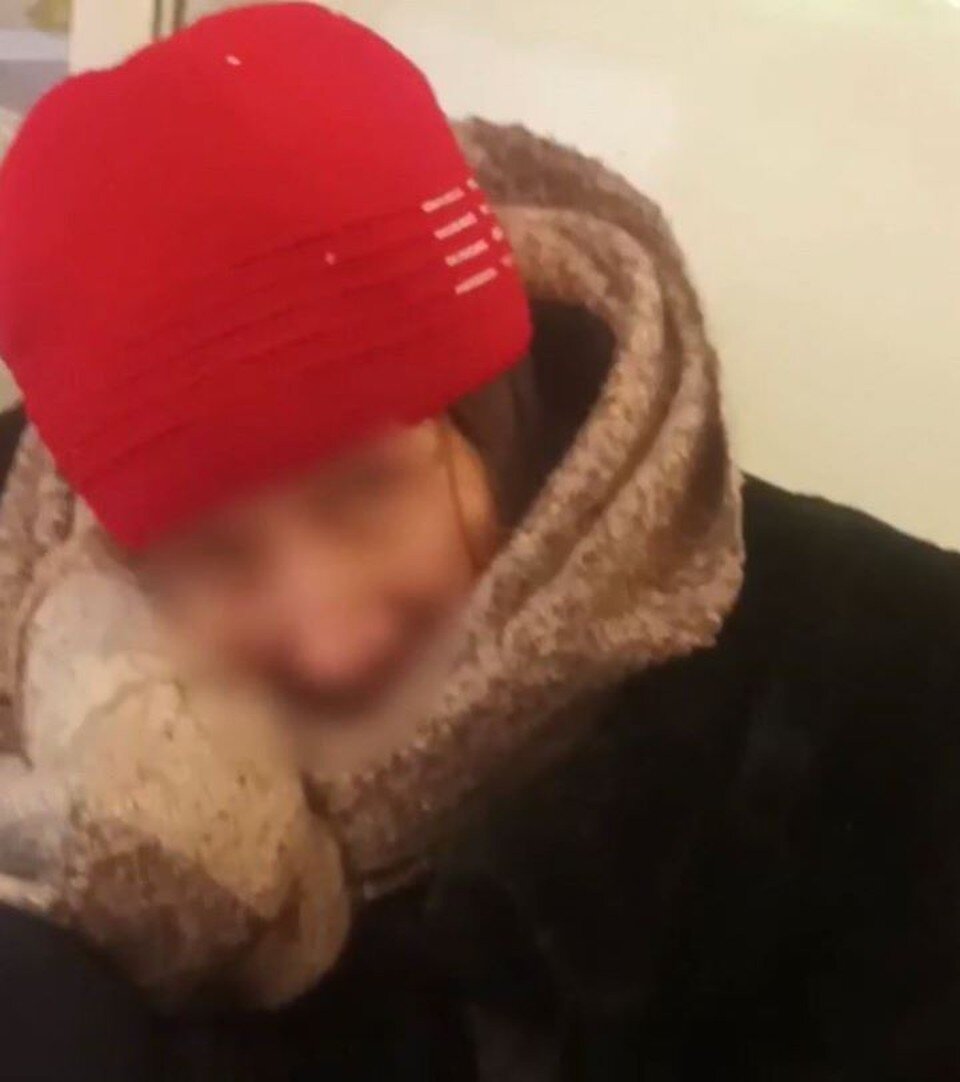     Женщине помогли неравнодушные прохожие. Фото: стоп-кадр видео.