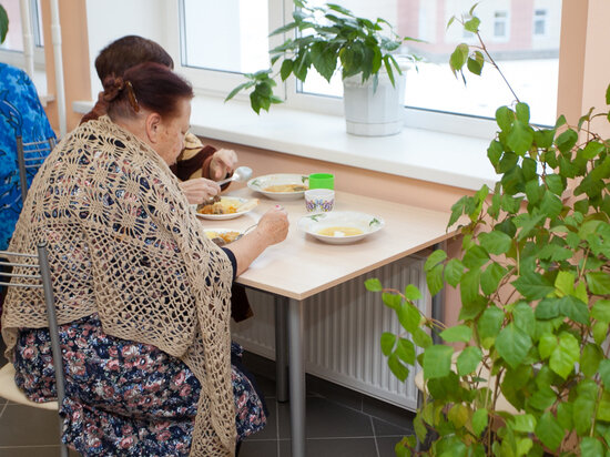     Пожилым людям за своим питанием нужно следить особенно тщательно. Фото: архив ПЛН