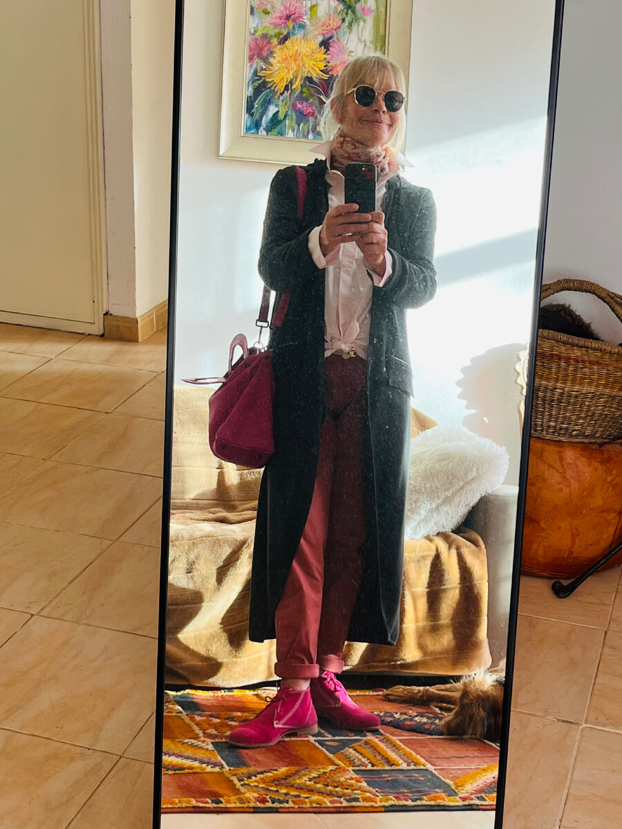 Длинный кардиган - пальто вытягивает фигуру. Дарит вам несколько сантиметров к вашему росту. Прикрывает то, что лучше прикрыть. 