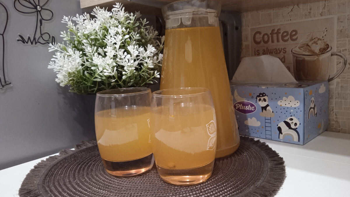 Цвет напиток приобрел за счет облепихи.