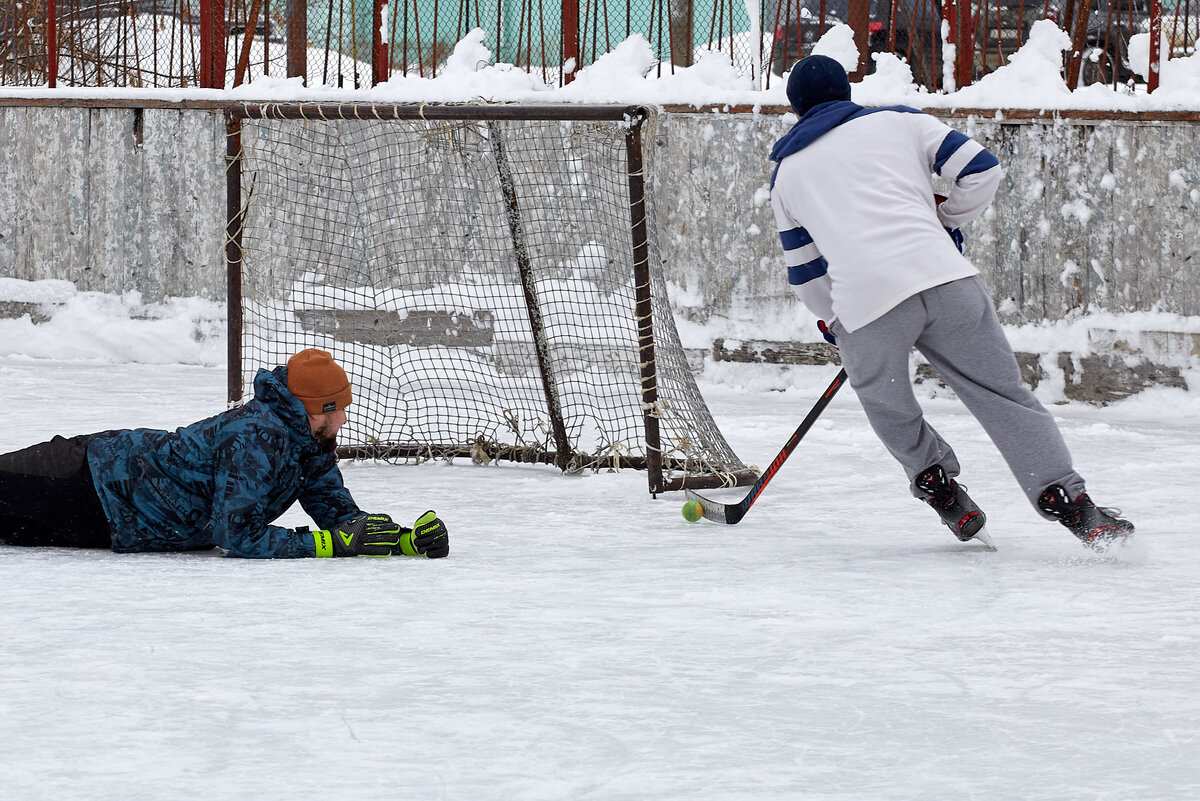 хоккей. тренировка хоккеистов. где работают хоккеисты. шайба для хоккея. магнитогорский металлург зарипов мозякин.