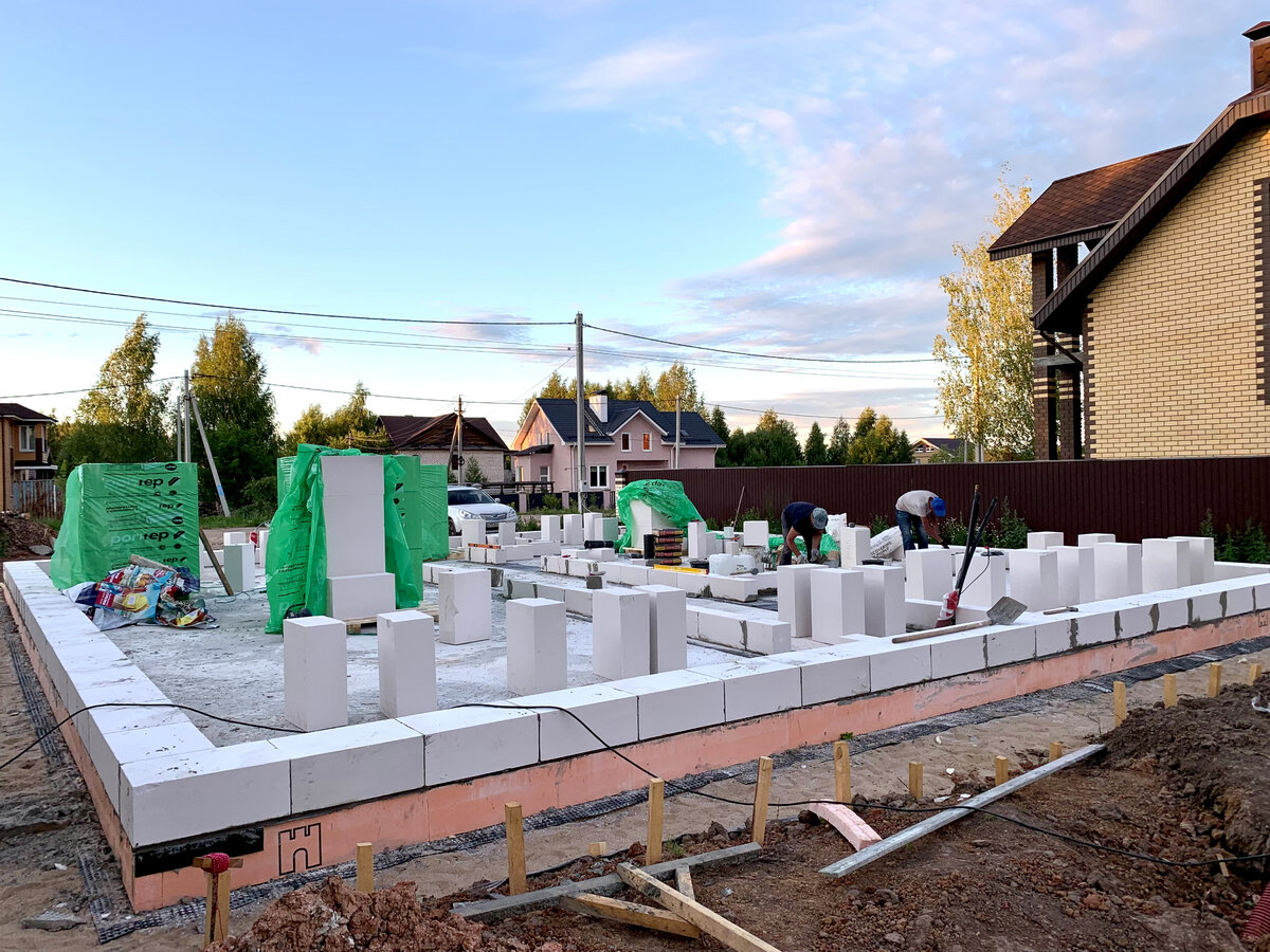 Первый ряд - самый ответственный, от его "ровности" зависит многое.