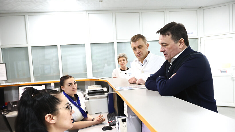    Губернатор Андрей Воробьев в поликлинике в Орехово-Зуевском округе © Антон Чернов, «Подмосковье Сегодня»