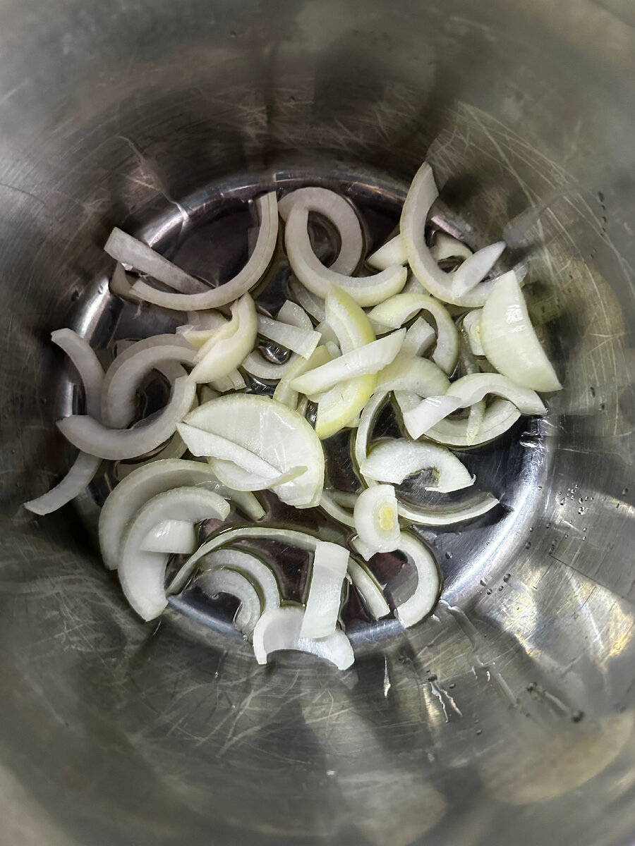 Сразу в кастрюле обжариваем лук пару минут. 