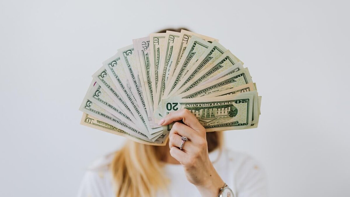 Мы бесчисленное количество раз слышали, что счастье за деньги не купишь. Но сколько людей действительно в это верят?