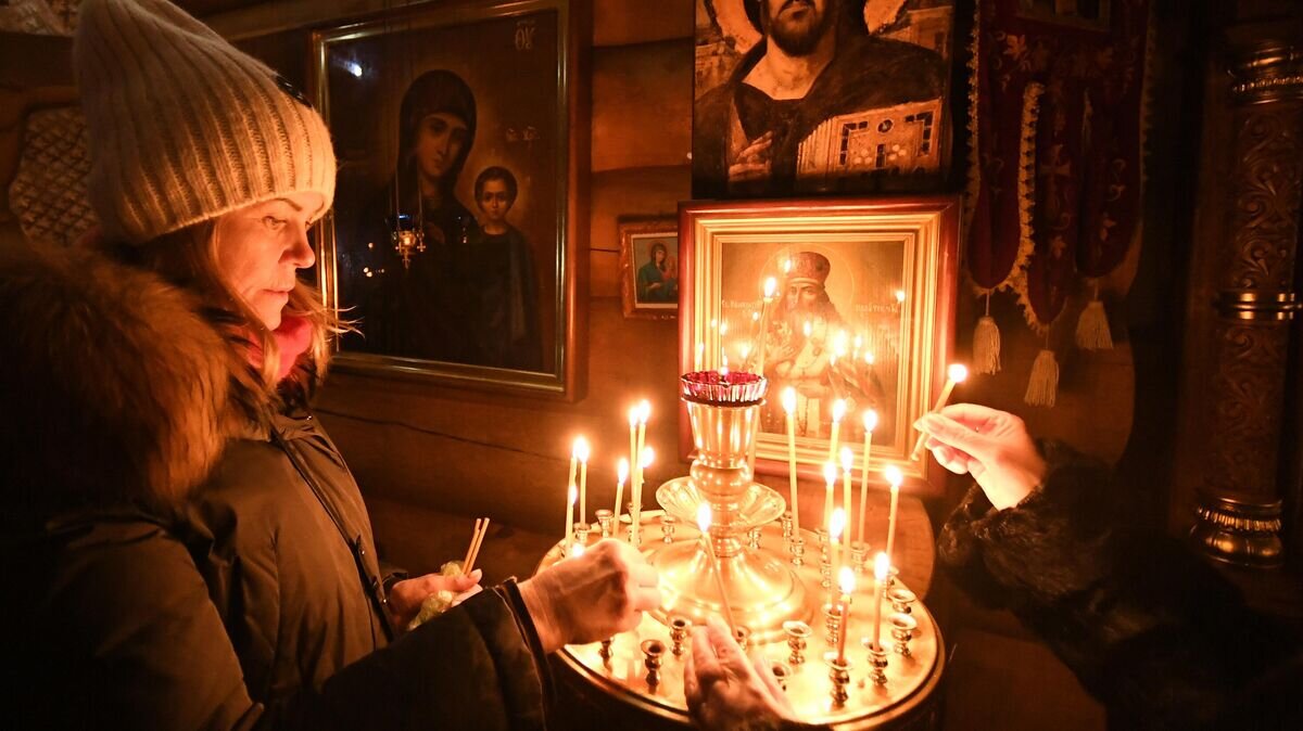    Верующие во время ночной Рождественской службы в Знаменском православном храме в Дивногорске© РИА Новости / Илья Наймушин