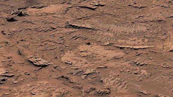    Фото: NASA/JPL-Caltech/MSSS, Миллиарды лет назад волны на поверхности мелкого озера взбудоражили осадок на дне озера. Со временем осадок сформировался в породы с волнистыми текстур