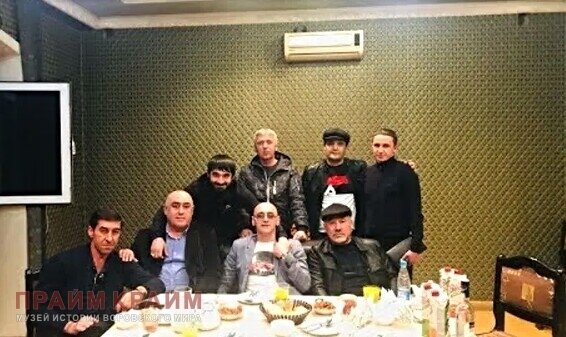 в центре: Хусейн Ахмадов (слепой)