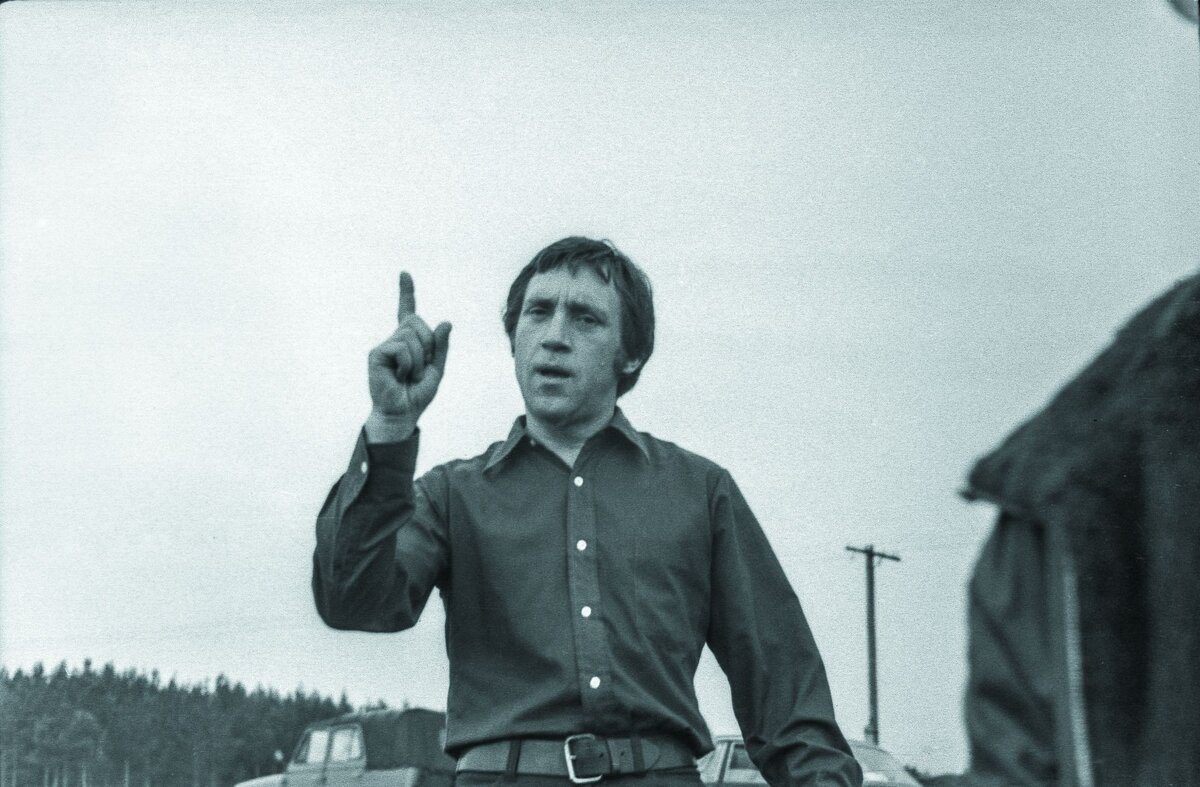 Вдох глубокий, руки шире,
Не спешите, три-четыре!
Бодрость духа, грация и пластика.
Общеукрепляющая,
Утром отрезвляющая
(Если жив пока ещё) гимнастика!

Если вы в своей квартире —
Лягте на пол — три-четыре! —
Выполняйте правильно движения!
Прочь влияние извне —
Привыкайте к новизне,
Вдох глубокий до изнеможения!

Очень вырос в целом мире
Гриппа вирус — три-четыре! —
Ширится, растёт заболевание.
Если хилый — сразу в гроб!
Сохранить здоровье чтоб —
Применяйте, люди, обтирания!

Если вы уже устали —
Сели-встали, сели-встали.
Не страшны вам Арктика с Антарктикой —
Главный академик Иоффе
Доказал: коньяк и кофе
Вам заменит спорта профилактика.

Разговаривать не надо —
Приседайте до упада.
Да не будьте мрачными и хмурыми!
Если очень вам неймётся —
Обтирайтесь, чем придётся,
Водными займитесь процедурами!

Не страшны дурные вести —
Мы в ответ бежим на месте,
В выигрыше даже начинающий.
Красота! Среди бегущих
Первых нет и отстающих —
Бег на месте общепримиряющий!