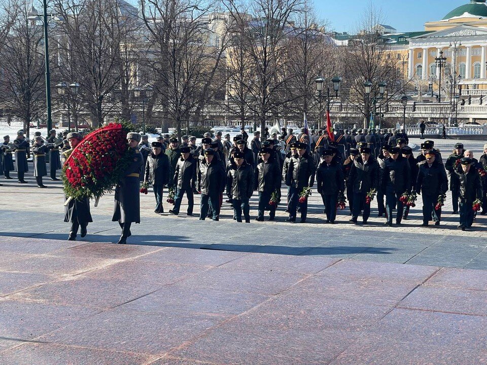     Члены Коллегии Минобороны РФ возложили цветы к Могиле Неизвестного Солдата в Москве. Фото: Минобороны РФ