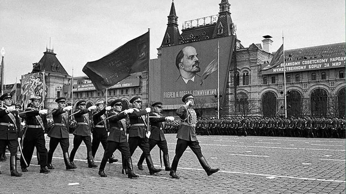 Отечественная советских лет. Парад Победы СССР 1945. Парад 9 мая 1965 года на красной площади. На параде Победы 1965 в Москве. Парад Победы 1955.