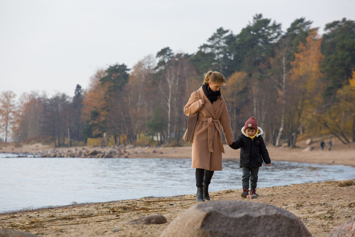 Светлана Иванова в роли Натальи Бахметьевой и Михаил Шиманский в роли ее сына Миши. Кадр из сериала