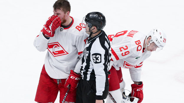    Арбитр Никита Новиков с игроками «Спартака».Дарья Исаева