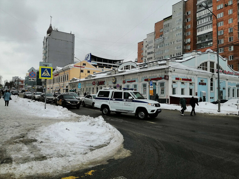    К торговым центрам стянуты силовики