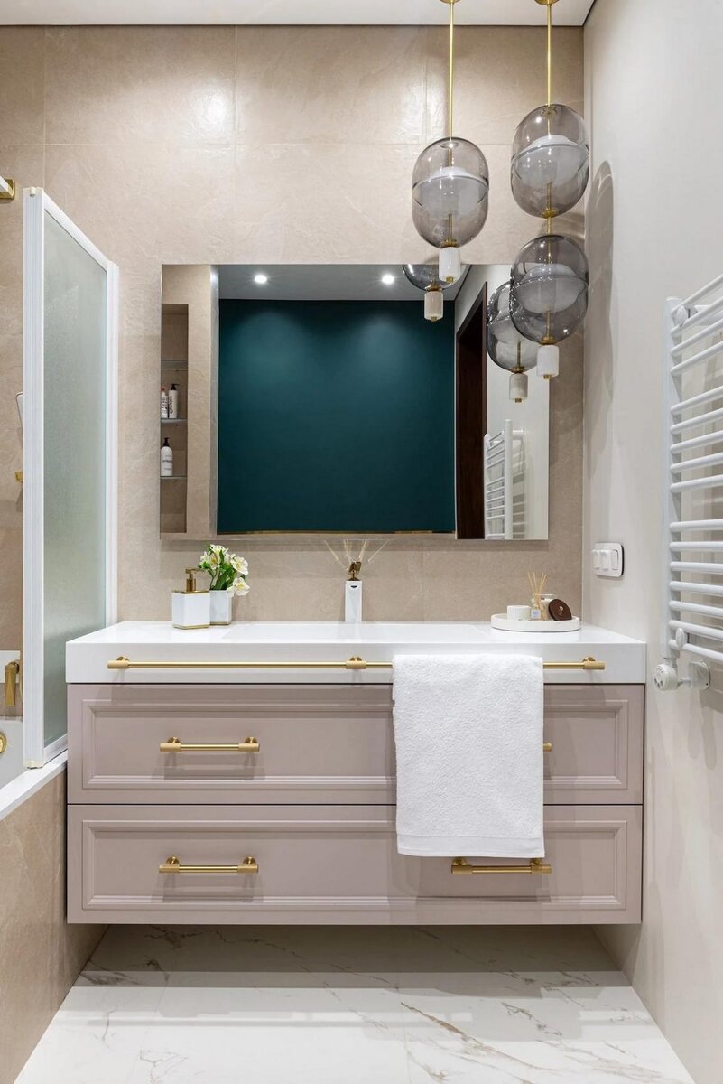 Мрамор, латунь и дерево. Просторный интерьер с изысканными деталями