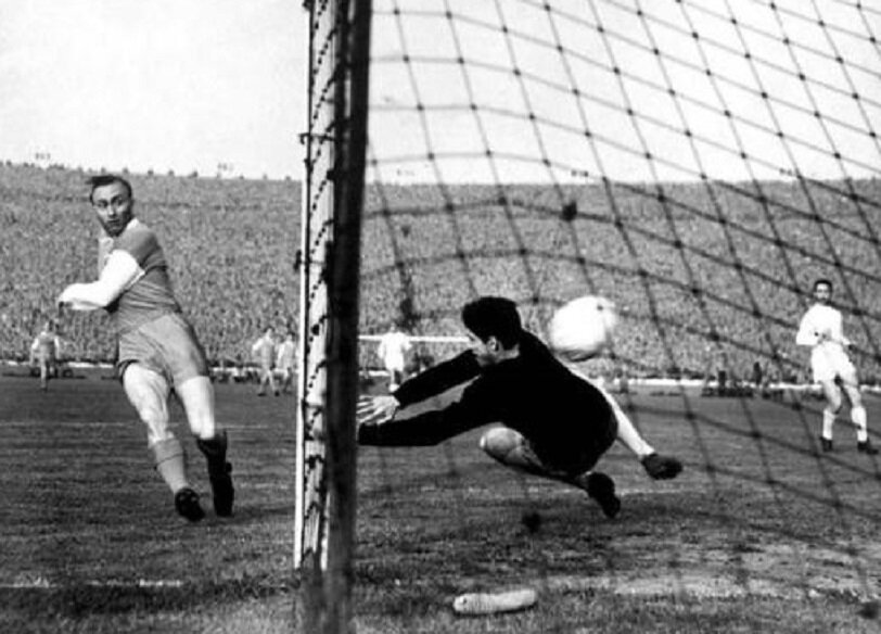 Нападающий Айнтрахта - Рихард Кресс, забивает гол в финале Кубка Чемпионов 1960