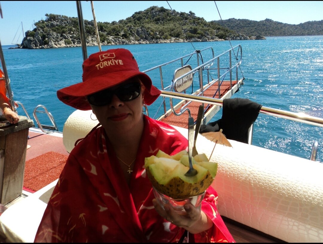 Какая же вкуснятина - в жару, да на море, да турецкое мороженое в дыне! Мммм!