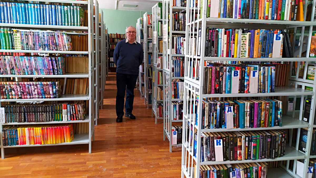 В 23-й уфимской библиотеке довольно много томиков, знакомых мне с самого детства. Чувствую себя молодым рядом с ними.