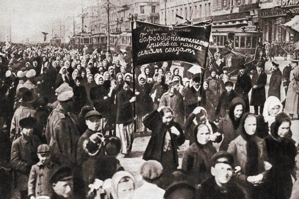 Женская манифестация на улицах Петрограда 8 марта 1917 года