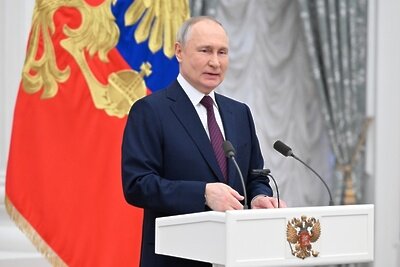    Президент РФ Владимир Путин на церемонии вручения в Международный женский день государственных наград выдающимся женщинам России ©Илья Питалев РИА Новости