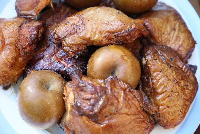 Что касается рецепта приготовления, то его не существует – выложите на нижнюю полку решетки-этажерки для тандыра целые яблоки, а на верхние полки – куски замаринованной курицы, например, бедра 