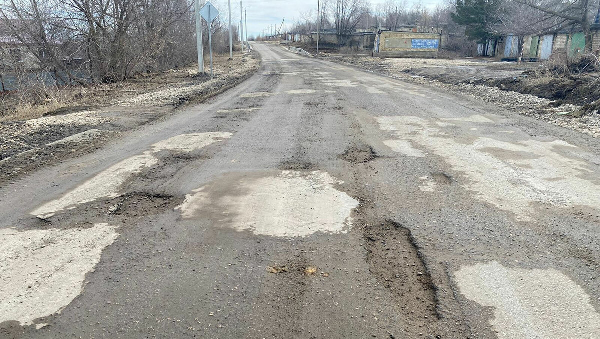     В Волгоградской области возбуждено уголовное дело о мошенничестве при проведении ремонта дороги в городе Котово. Бывший глава поселения, заключавший контракт, привлечен к административной ответственности, сообщили в облпрокуратуре.