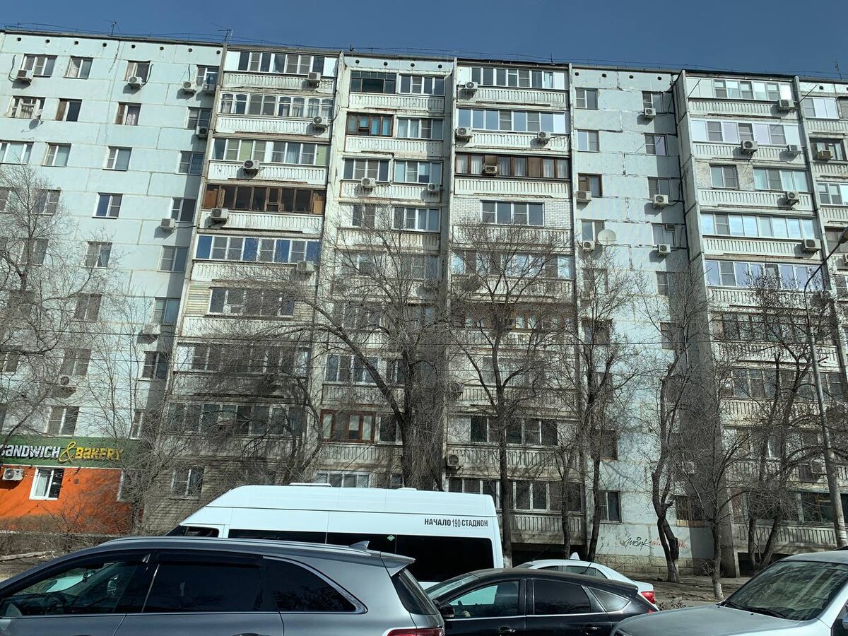 В этом здании чердачное пространство небольшое есть. В нем часто живут голуби... Минусы - голуби считают чердак своим домом, уборку за ними там никто делать не будет, кроме жильцов. Плюсы - теплее, нет соприкосновения с холодным перекрытием; большая защита от протечек.