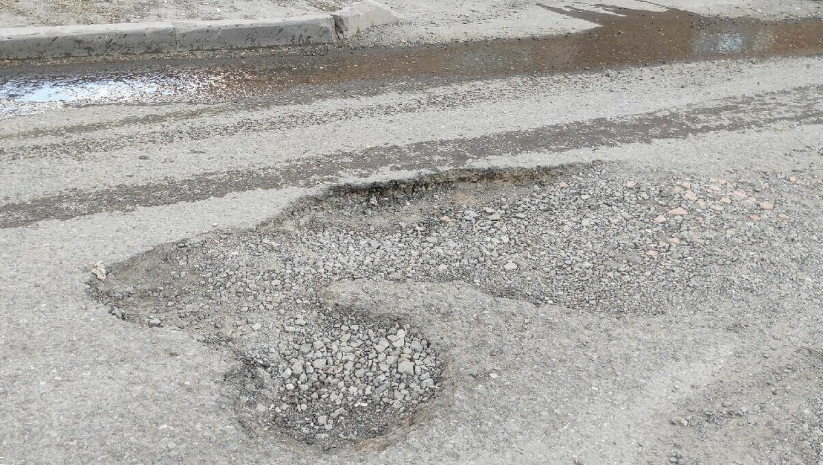    Жители Ижевска возмущаются разбитыми дорогами — у многих автовладельцев оказались пробиты колеса или другие части автомобилей. Горожане требуют от властей возместить им ущерб.