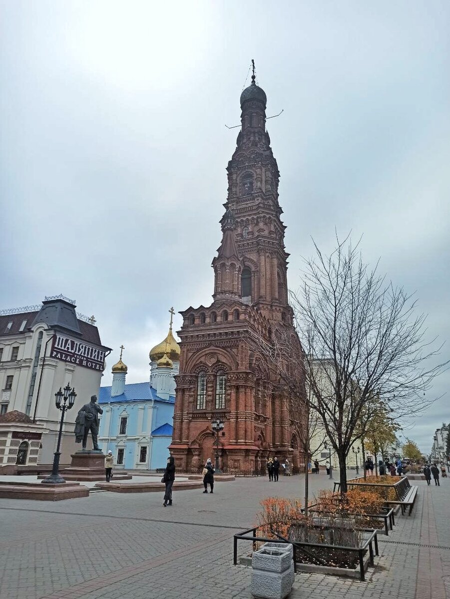 Богоявленская церковь в Казани и памятник Ф. И. Шаляпину