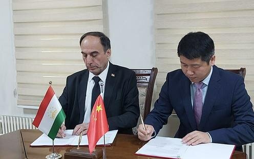 Подписание договора между Минтрансом Таджикистана и компанией China Road and Bridge Corporation. Фото пресс-службы Минтранса Таджикистана