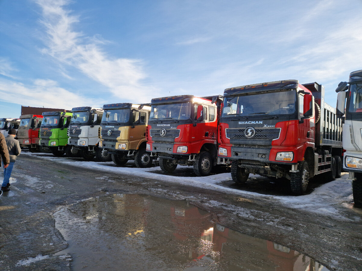 300 грузовиков стоят и ждут своей очереди 