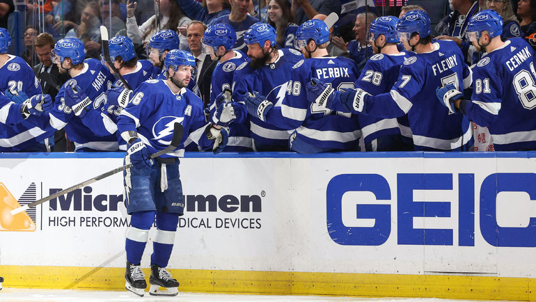    Форвард «Тампы-Бэй» Никита Кучеров празднует заброшенную шайбу. USA Today Sports