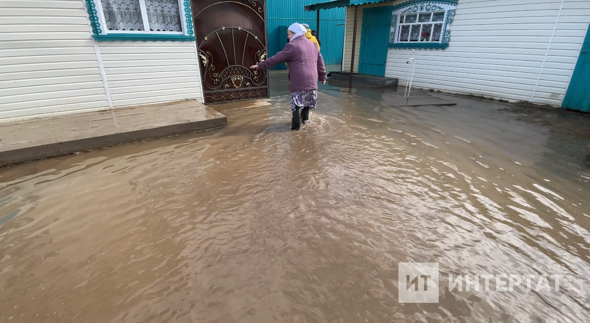 Хол вода. Затопило село. Казань квартал потоп. Затопление фото. Затапливать или затоплять водой.
