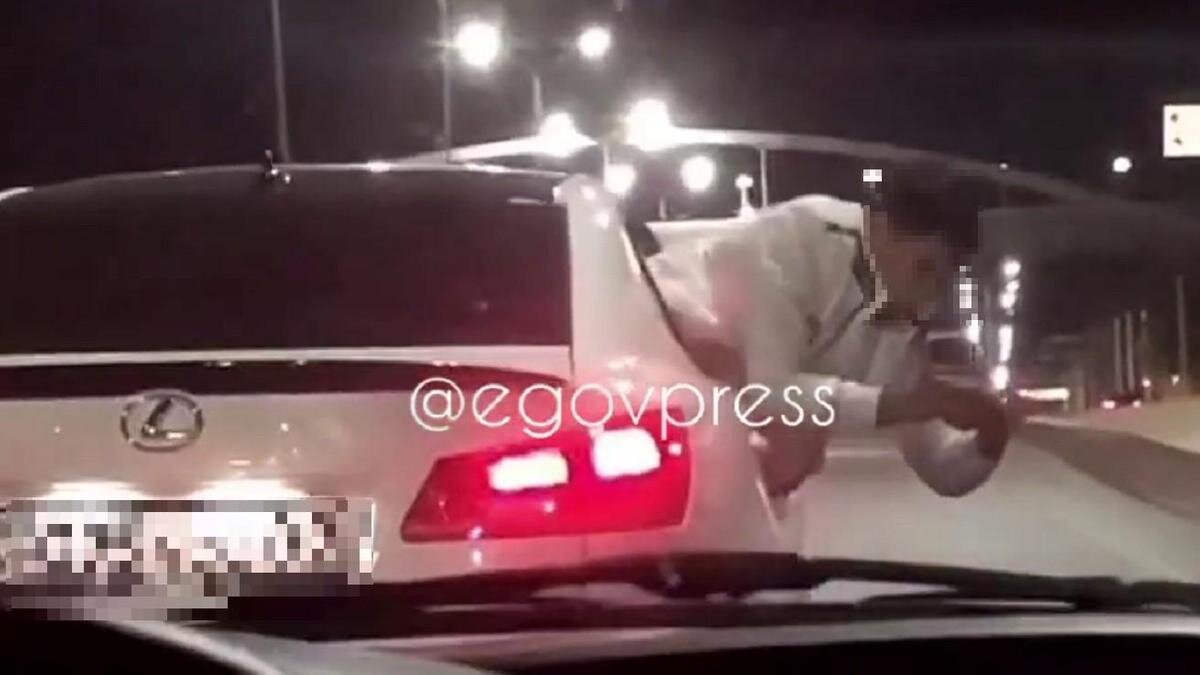    Мужчина высунулся из окна авто:t.me/egovpress