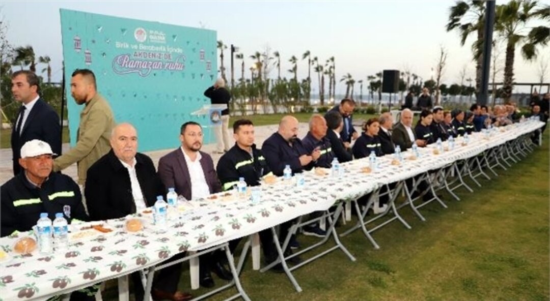 Ифтар, организованный муниципалитетом. Источник: mersinhaber.com 