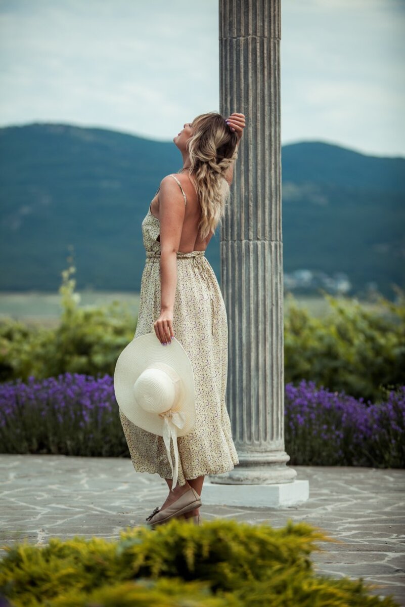 В нашем подсознании и бессознательном хранится очень многое, что мы не интегрируем в себя.  
Стараемся избегать эти воспоминания, обесцениваем свои чувства, исключили информацию, как «ненужную».
 
Воспоминания, обиды, эмоции разочарования.
Сколько хранится в нас того, что, якобы, не мы и не наше?
 
Но!
Для счастья человеку нужно понять, что он-уникальное произведение искусства!
И ему необходимо учитывать законы композиции.
 
Есть законы 
согласованности всех элементов композиции, связь и неповторимость её элементов-это цельность. Есть уравновешенность и гармония различных частей одного целого-равновесие. И есть подчинение всех композиционных средств единой идее и замыслу-соподчинение.
 
Чтобы соблюсти законы композиции, нужно принять все, что с тобой происходило ,что ты сделал или не сделал.
Перестать себя винить, карать, стыдиться и собрать уже этот пазл «Я» со всеми детальками, которые мы так упорно прячем.
Даже от себя.
 
Понять, что все это: и хорошее и не очень-мы и наше становление.
Из всех этих кусочков формировался и формируется пазл нашей личности и жизни.
Увидеть, какой опыт и какое развитие принесли эти «постыдные» детальки.
 
И перестать любить себя частично.
Вот за это-да, а за это-нет.
 
Никто не призывает хвастаться и гордиться какими-то ошибками, проигрышами, проступками (хотя сам факт из признания-уже достоин уважения),просто нужно перестать жить в вине, стыде и прокручивании, а взять из них то, что поможет сделать вашу жизнь эффективнее, а вас-счастливее.
 
Помните, как я люблю говорить?
 
Мы пришли в эту жизнь, чтобы ее жить.
 
И без ошибок и проигрышей не было бы роста и побед.
 
Собирайте пазл своего Я.
Поверьте, в кладовой вашей личности много деталек, которые вы спрятали зря.