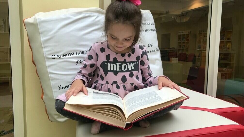     У Татьяны трое детей, и двое из них — 14 летний Максим и 8-летняя Вера — не ходят в общеобразовательную школу и получают образование дома. О том, нравится ли детям так учиться, о плюсах и минусах альтернативного образования — в нашем разговоре с современной мамой.