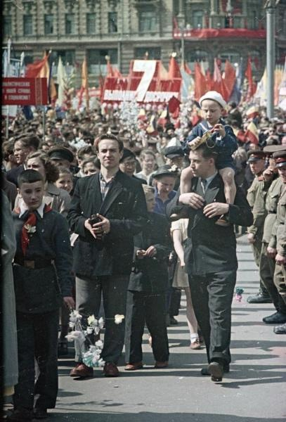 Всеволод Тарасевич Демонстранты
Дата съемки: 1 мая 1957 - 1 мая 1960