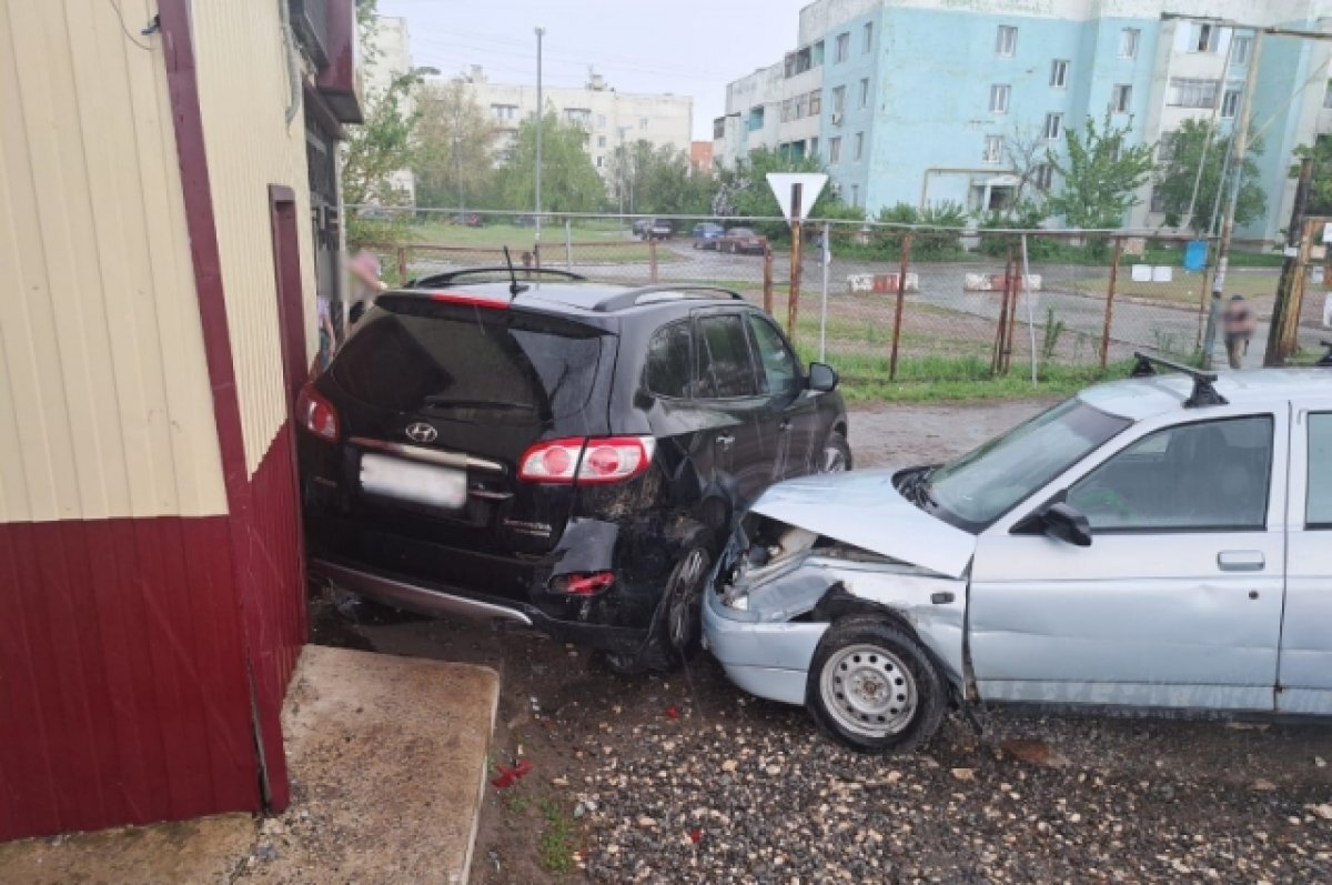    Таран двух автомобилей у поселкового рынка под Волгоградом попал на видео