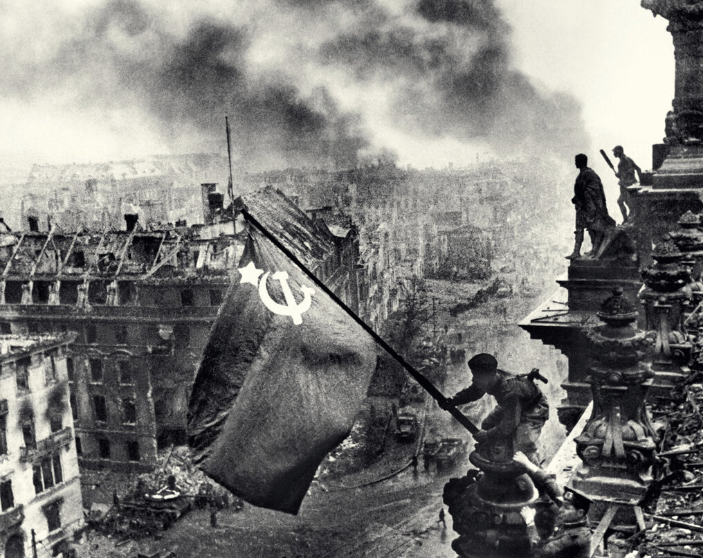 Фотография поднятия Знамя Победы Над Рейхстагом