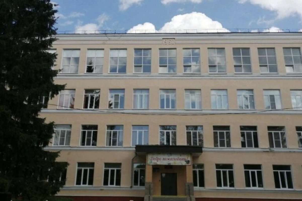    В Рязанской школе обрушилась часть потолка четвертого этажа